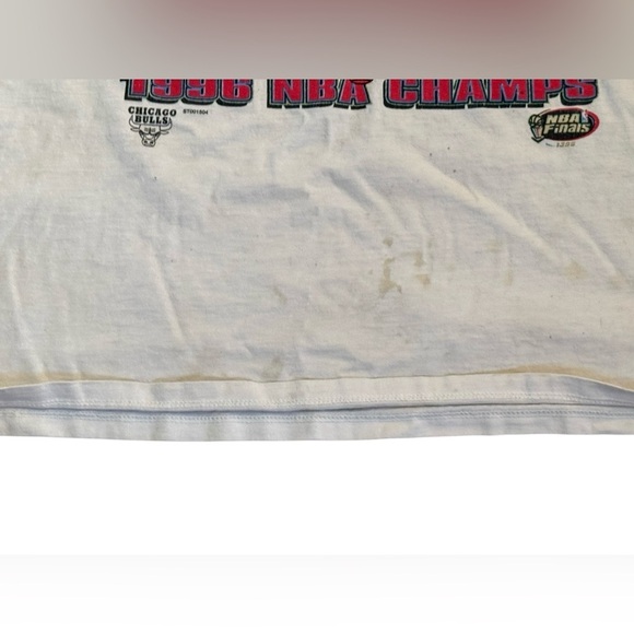 Vintage 1996 Starter Chicago Bulls 'NBA Champs' Logo T-Shirt Made in USA Size L - Picture 3 of 9
